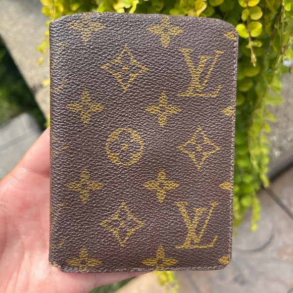 Louis Vuitton holder🌙 - Picture 3 of 16